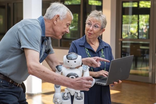 Bei der „Eingeloggt!“-Aktionswoche ab 16. März können Menschen ab 50 die digitale Welt besser kennenlernen. (Foto: Körber-Stiftung) Zwei ältere Menschen zeigen sich etwas am Laptop.