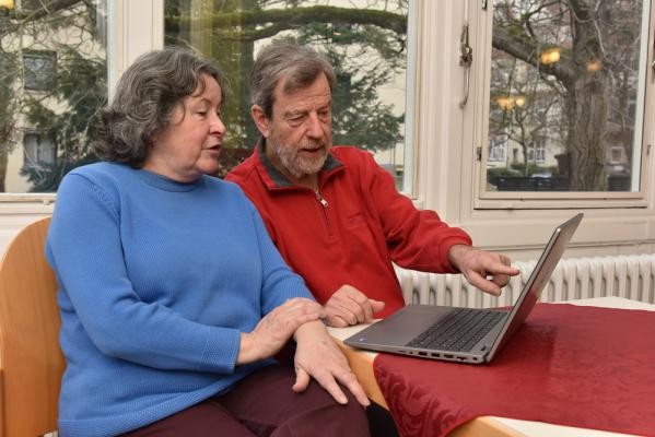 Bei der „Eingeloggt!“-Aktionswoche ab 16. März können Menschen ab 50 die digitale Welt besser kennenlernen. (Foto: Peter Dorn) Älterer Mann zeigt älteren Frau etwas auf einem Laptop.