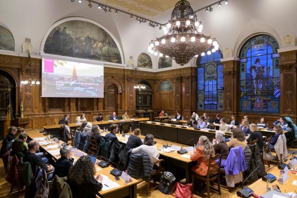 Bei der konstituierenden Sitzung am 10. März 2026 im Großen Rathaussaal: Der neue Runde Tisch Gleichstellung und Geschlechtergerechtigkeit. (Foto: Philip Rothe) Versammlung am "runden Tisch".