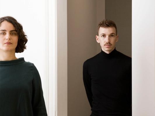 Die Stabsstelle Kultur- und Kreativwirtschaft veranstaltet ab diesem Jahr die erfolgreiche Reihe „Feierabend“ von „formAD“ zweimal im Jahr gemeinsam mit dem Verein. Die Premiere dieser neuen Kooperation findet am Donnerstag, 26. März 2026, um 18 Uhr im Atelier Linner in der Lutherstraße 29 in Neuenheim statt. (Foto: Atelier Linner) Zwei Personen mit schwarzen Oberteilen.