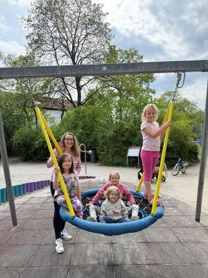 Barrierefreie Spielplätze stärken Selbstvertrauen und bauen Berührungsängste ab: Martina Laurenz (links) vom Büro für Inklusion mit Kindern auf dem Spielplatz Erlenweg im Stadtteil Rohrbach. (Foto: Büro für Inklusion) Martina Laurenz mit Kindern auf dem Spielplatz