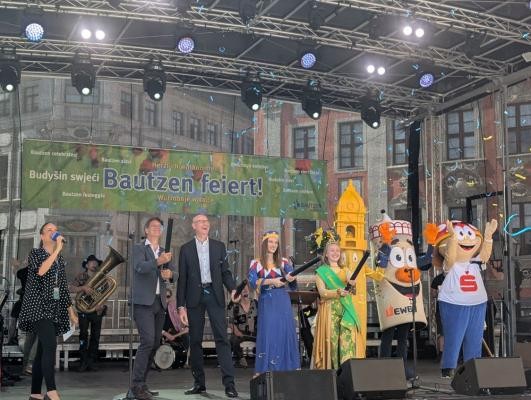 Eröffnung des Stadtfestes Bautzener Frühling mit Heidelbergs Erster Bürgermeister Jürgen Odszuck (2. von links) und Bautzens Oberbürgermeister Karsten Vogt (3. von links). (Foto: Stadt Heidelberg) Jürgen Odszuck und Karsten Vogt auf dem Stadtfest.