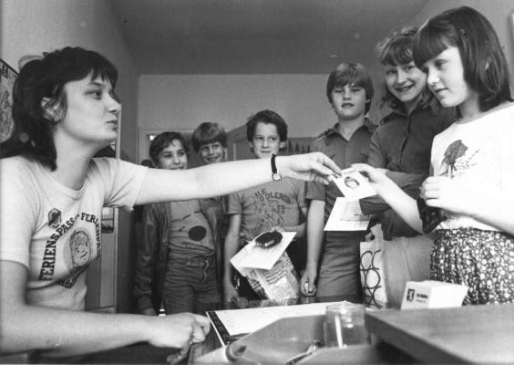 Ferienpassausgabe in den 70er Jahren in der Plöck2a: An digitale Ausweise auf dem Smartphone dachte da noch niemand. (Foto: Unbekannt) Schwarz-weiß Fotografie der Ferienpassausgabe.