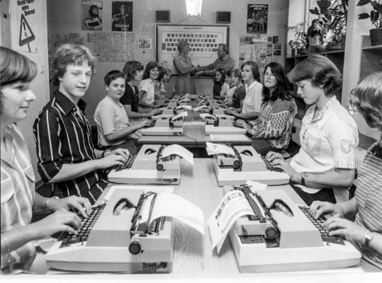 Laptop? Fehlanzeige! Schreibmaschine war beim Ferienpass-Programm in den 70er Jahren angesagt. (Foto: Elfriede Winterer) Kinder an Schreibmaschinen.