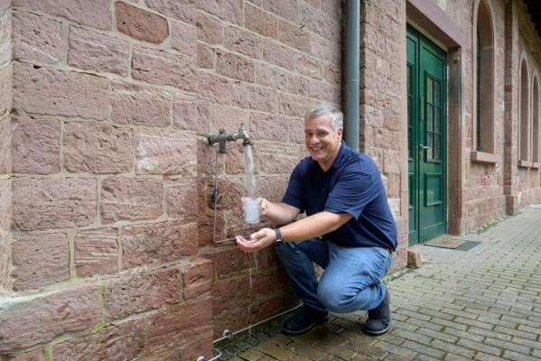 Christian Rudolf, Wassermeister und Betriebsleiter Wasserwerke, Stadtwerke Heidelberg, zapft frisches Trinkwasser. Das Wasserwerk Schlierbach ist das älteste in Heidelberg und fördert weiches Wasser mit einem Härtegrad zwischen 3-8°dH. (Foto: Philipp Rothe) Christian Rudolf, Wassermeister und Betriebsleiter Wasserwerke, Stadtwerke Heidelberg, zapft frisches Trinkwasser.