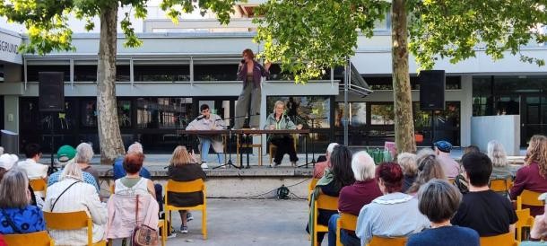 Beim Emmertsgrunder Kultursommer ist für jeden Geschmack etwas dabei: von szenischen Lesungen des Theaters bis hin zu afrikanischer Trommelmusik. (Foto: TES Emmertsgrund e. V.) Besucherinnen und Besucher besuchen die Veranstaltung.