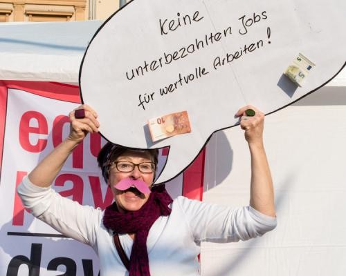 Bärte-Aktion auf dem Bismarckplatz zum Equal-Pay-Day 2015  (Foto: Ella Kehrer)