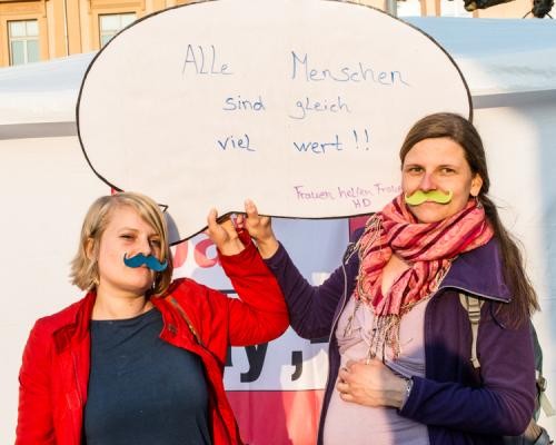 Bärte-Aktion auf dem Bismarckplatz zum Equal-Pay-Day 2015  (Foto: Ella Kehrer)