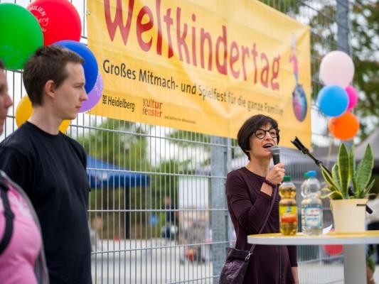 Bürgermeisterin Stefanie Jansen eröffnete die Weltkindertag-Premiere im Haus der Jugend (Foto: Tobias Dittmer) Bürgermeisterin Stefanie Jansen spricht am Rednerpult zur Begrüßung