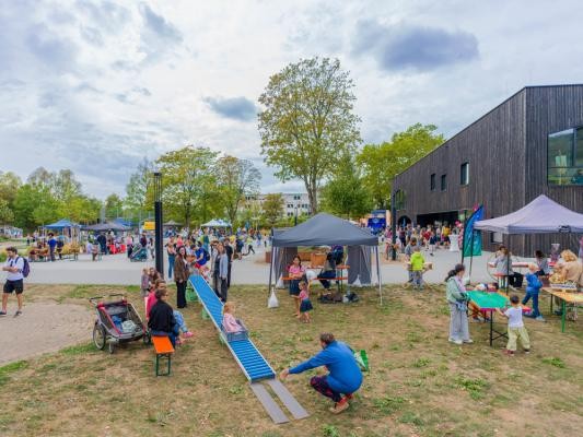 Das Haus der Jugend mit seinem großzügigen Außengelände begeisterte viele Familien und bewährte sich als wetterfester Veranstaltungsort für den Weltkindertag. (Foto: Tobias Dittmer) Das Haus der Jugend mit seinem großzügigen Außengelände