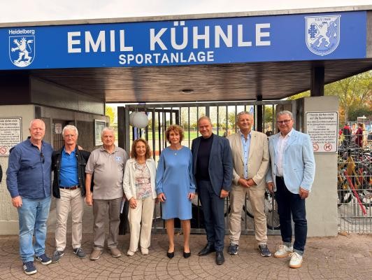 Über die offizielle Eröffnung der modernisierten Sportanlage des TSV Pfaffengrund freuten sich Vertreterinnen und Vertreter des Vereins um den 1. Vorsitzenden Günter Bitsch (3. von links), Oberbürgermeister Eckart Würzner (3. von rechts), Dr. Peter Schlör (2. von rechts, Vorsitzender Sportkreis Heidelberg) und Gert Bartmann (rechts, Leiter Amt für Sport und Gesundheitsförderung). Gruppenbild vor der neuen Sportanlage mit unter anderem Würzner