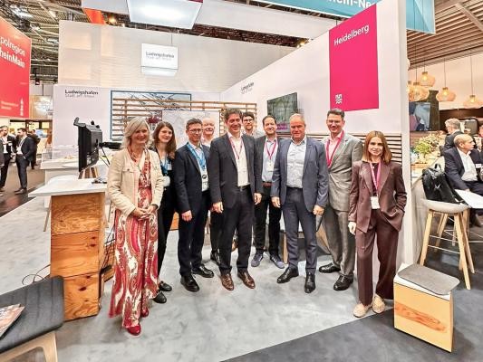 Auch dieses Jahr war das Team Heidelberg rund um Oberbürgermeister Eckart Würzner (3. von rechts) und Erstem Bürgermeister Jürgen Odszuck (Mitte) wieder auf der Expo Real vertreten. Gruppenbild auf der ExpoReal mit Oberbürgermeister Eckart Würzner und Erstem Bürgermeister Jürgen Odszuck