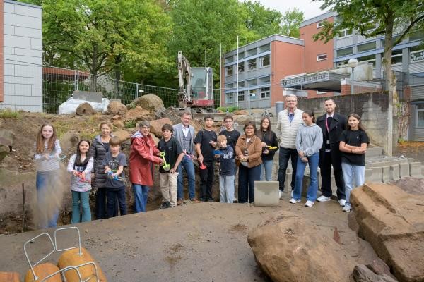 Jetzt wird gebaut: Schülerinnen und Schüler sowie Vertreterinnen und Vertreter der Stadt Heidelberg, der Dietmar Hopp Stiftung und der Waldparkschule beim gemeinsamen Fototermin mit Schülerinnen und Schülern zum Start der Arbeiten an den Außenanlagen der Waldparkschule (von links): Angelika Kern (Landschafts- und Forstamt), Uta Mielisch (Dietmar Hopp Stiftung), Bürgermeister Raoul Schmidt-Lamontain, Juliah Rais-Morres (Landschafts- und Forstamt), Mathias Peitz (Waldparkschule) und Timm Oesterreich (Amt für Schule und Bildung). Schülerinnen und Schüler sowie Vertreterinnen und Vertreter der Stadt Heidelberg an den Außenanlagen der Waldparkschule