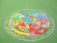Ein buntes Mandala auf dem grünen Dach der Heidelberger Internationale School