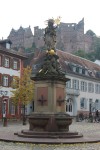 Statue mit dem Heidelberger Schloss im Hintergrund