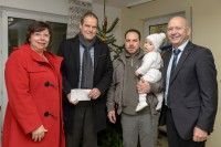 Oberbürgermeister Dr. Eckart Würzner (2.v.l.) übergibt seine Spende in der Flüchtlingsunterkunft in der Hardtstraße an Dr. Franziska Geiges-Heindl, Vorsitzende des Caritasverbandes Heidelberg, Bewohner Fadi Bou Faour aus Syrien mit der elf Monate alten Tochter Shahad und Caritas-Geschäftsführer Hubert Herrmann (v.l.). (Foto: Rothe) Oberbürgermeister Dr. Eckart Würzner (2.v.l.) übergibt seine Spende in der Flüchtlingsunterkunft in der Hardtstraße an Dr. Franziska Geiges-Heindl, Vorsitzende des Caritasverbandes Heidelberg, Bewohner Fadi Bou Faour aus Syrien mit der elf Monate alten Tochter Shahad und Caritas-Geschäftsführer Hubert Herrmann (v.l.). (Foto: Rothe)