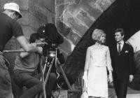 Gitte und Rex Gildo werden unter der Alten Brücke gefilmt (Foto: Stadtarchiv Heidelberg)