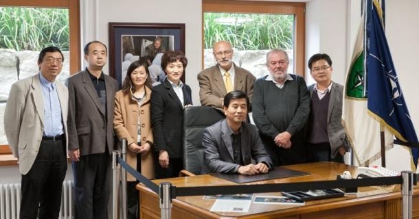 Erster Arbeitsbesuch einer Delegation der Jinan City Archives im Dezember 2014 im Heidelberger Stadtarchiv (Foto: Stadtarchiv)