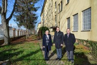 Oberbürgermeister Dr. Eckart Würzner (Mitte) mit Dagmar Winterer (Stellvertretende Leiterin des Amts für Wirtschaftsförderung) und dem Geschäftsführer der Heidelberger Dienste gGmbH, Wolfgang Schütte, vor dem künftigen Ausbildungshaus an der Römerstraße. (Foto: Rothe) Oberbürgermeister Dr. Eckart Würzner (Mitte) mit Dagmar Winterer (Stellvertretende Leiterin des Amts für Wirtschaftsförderung) und dem Geschäftsführer der Heidelberger Dienste gGmbH, Wolfgang Schütte, vor dem künftigen Ausbildungshaus an der Römerstraße. (Foto: Rothe)