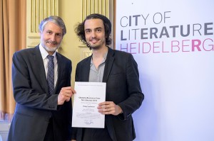 Bürgermeister Dr. Joachim Gerner überreichte Philipp Stadelmaier (rechts) die Urkunde zum Brentano-Preis. (Foto: Rothe)