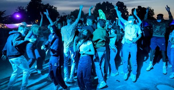 Jugendliche im Feierbad (Foto: Rothe) Jugendliche im Feierbad