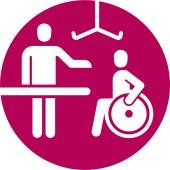 Piktogramm Toilette für alle Eine Person, die im Rollstuhl sitzt und ein weitere Person, die vor einer Liege steht. Über der Person im Rollstuhl hängt ein Bügel als Symbol für den Lifter