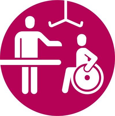 Eine Person, die im Rollstuhl sitzt und ein weitere Person, die vor einer Liege steht. Über der Person im Rollstuhl hängt ein Bügel als Symbol für den Lifter