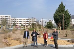 Im ANDEREN PARK bei den Spielewelten (von links, im Hintergrund die Wohngebäude an der Rheinstraße): Gero Seidler (Projektleiter Südstadt Konversionsgesellschaft Heidelberg), Oberbürgermeister Prof. Dr. Eckart Würzner, Karen Engelhardt (Projektleiterin Landschafts- und Forstamt) und Dr. Ernst Baader (Leiter Landschafts- und Forstamt). (Foto: Rothe) Im ANDEREN PARK bei den Spielewelten (von links, im Hintergrund die Wohngebäude an der Rheinstraße): Gero Seidler (Projektleiter Südstadt Konversionsgesellschaft Heidelberg), Oberbürgermeister Prof. Dr. Eckart Würzner, Karen Engelhardt (Projektleiterin Landschafts- und Forstamt) und Dr. Ernst Baader (Leiter Landschafts- und Forstamt).