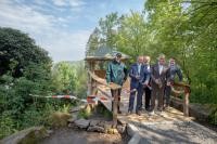 Eröffneten gemeinsam den Pavillon (v.l.n.r.): Dr. Ernst Baader, Leiter des Landschafts- und Forstamtes, Minister Peter Hauk, Markus Sauer, Alfred Kilian Holzbau, Oberbürgermeister Prof. Dr. Eckart Würzner und Klimabürgermeister Raoul Schmidt-Lamontain. (Foto: Rothe) Gruppenfoto vor einem Pavillon