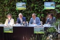 Stellten die gemeinsamen Pläne vor (von links): Prof. Dr. Diana Pretzell, Dr. Peter Kurz, Prof. Dr. Eckart Würzner und Raoul Schmidt-Lamontain. (Foto: Blüthner) Foto von Pressetermin im Freien