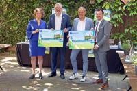 Stellten die gemeinsamen Pläne vor (von links): Prof. Dr. Diana Pretzell, Dr. Peter Kurz, Prof. Dr. Eckart Würzner und Raoul Schmidt-Lamontain. (Foto: Blüthner) Gruppenfoto mit EU-Mission-Schild