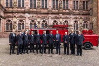 Oberbürgermeister Prof. Dr. Eckart Würzner (4.v.r.), Feuerwehrleiter Heiko Holler (5.v.r.) und Stadtbrandmeister Uwe Bender (6.v.r.) vor einem historischen Feuerwehrauto im Innenhof des Schlosses mit den Abteilungskommandanten der Freiwilligen Feuerwehr und Prof. Dr. Frieder Hepp (links) vom Kurpfälzischen Museum, der die Veranstaltung moderierte. (Foto: Dittmer) Gruppenfoto der Freiwilligen Feuerwehr
