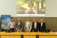 Startschuss für das „Bürgeramt Virtuell“ (von links): Manfred Leutz (Leiter Amt für Digitales, Stadt Heidelberg), Minister Thomas Strobl, Oberbürgermeister Prof. Dr. Eckart Würzner sowie Bernd Köster und Rudi Lerche (aktueller und ehemaliger Leiter des Bürgeramtes, Stadt Heidelberg). (Foto: Dittmer) Gruppenfoto mit OB Würzner