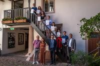 Bürgermeister Raoul Schmidt-Lamontain (von links), die Tutoren Dr. My-Lan Kha und Dr. Stefan Zimmermann (Uniklinik Heidelberg), sowie Dr. Philipp Gebhardt (rechts), der Vorsitzende des wissenschaftlichen Beirates, beglückwünschen die Nachwuchswissenschaftlerinnen und Nachwuchswissenschaftler zur erfolgreichen Teilnahme an der 26. International Summer Science School Heidelberg (ISH). (Foto: Tobias Dittmer) Bürgermeister Raoul Schmidt-Lamontain (von links), die Tutoren Dr. My-Lan Kha und Dr. Stefan Zimmermann (Uniklinik Heidelberg), sowie Dr. Philipp Gebhardt (rechts), der Vorsitzende des wissenschaftlichen Beirates, beglückwünschen die Nachwuchswissenschaftlerinnen und Nachwuchswissenschaftler zur erfolgreichen Teilnahme an der 26. International Summer Science School Heidelberg (ISH).