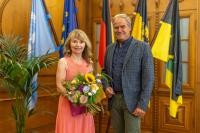 Oberbürgermeister Eckart Würzner hat Amtsleiterin Annette Friedrich nach knapp 20-jähriger Amtszeit in den Ruhestand verabschiedet. (Foto: Tobias Dittmer) Verabschiedung einer Person
