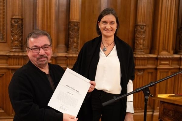 Der Schriftsteller Bachtyar Ali erhielt den Hilde-Domin-Preis für Literatur im Exil 2023 am 12. März im Heidelberger Rathaus aus den Händen von Bürgermeisterin Martina Pfister. (Foto: Konrad Gös) Bachtyar Ali mit Bürgermeisterin Martina Pfister