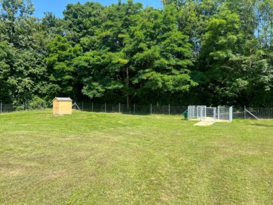 Die neue Hundewiese an der B 3/Karlsruher Straße bietet dank eines Zauns ein hohes Maß an Sicherheit für Mensch und Tier. In der kleinen Gartenhütte können zudem Gerätschaften abgestellt werden. Eine große Wiese