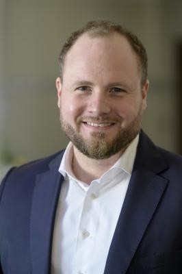 Carl Philipp Schöpe ist neuer Leiter des Amtes für Soziales und Senioren der Stadt Heidelberg. (Foto: Stadt Heidelberg) Portraitfoto von Carl Philipp Schöpe.