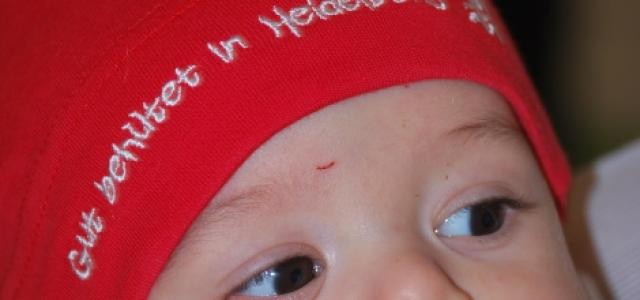 Baby mit roter Mütze
