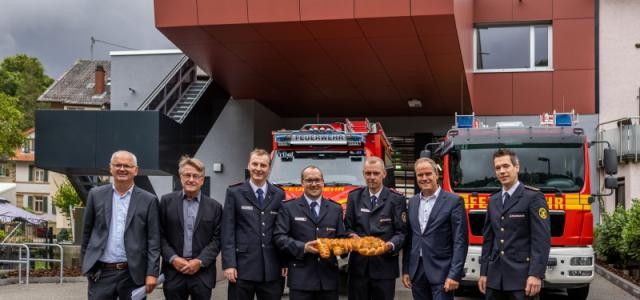 Feuerwehrleute vor dem neuen Gerätehaus