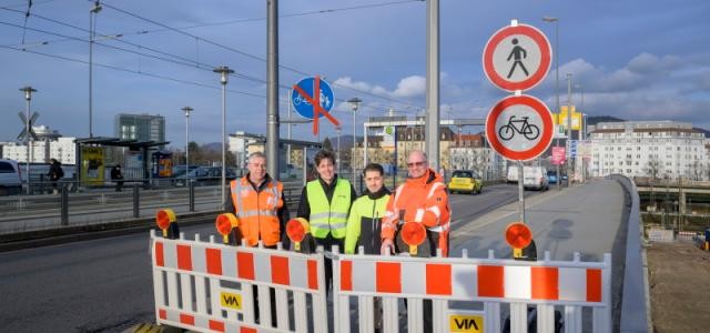 Erster Bürgermeister Jürgen Odszuck, Klaus-Peter Hofbauer, Bülent Kardogan, Christopher Bevermann auf der Montpellierbrücke