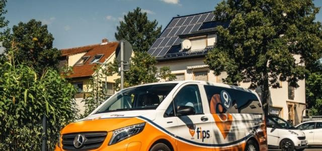 Fip-Bus, geparkt am Fußweg vor Wohnhäusern