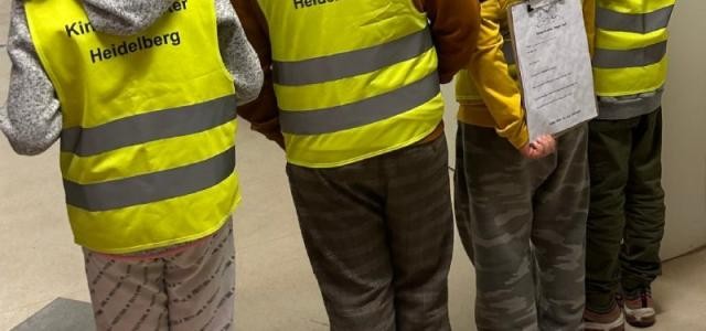 Bild von Kindern mit gelben Warnwesten, die sie als Heidelberger Reporterinnen und Reporter ausweisen.