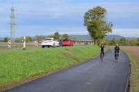 Das erste Teilstück der Alten Speyerer Straße ist für die Öffentlichkeit freigegeben. (Foto: Philipp Rothe) Zwei Personen auf dem Fahrrad fahren dem neuen Fahrradweg.