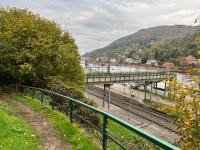 Blick auf den Valeriewegsteg vom Fuße des Wanderpfades Valerieweg östlich des Altstadt-Bahnhofs. (Foto: Stadt Heidelberg) Blick auf den Valeriewegsteg vom Fuße des Wanderpfades Valerieweg östlich des Altstadt-Bahnhofs.