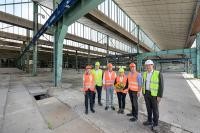 Von links: Claudia Felden (Bürgermeisterin Leimen), Thorsten Krema (Etex), Eckart Würzner (Oberbürgermeister Heidelberg), Christiane Staab (MdL), Hans D. Reinwald (Oberbürgermeister Leimen) und Jürgen Odszuck (Erster Bürgermeister Heidelberg) in der ehemaligen Eternit-Produktionshalle. (Foto: Philipp Rothe) Bauarbeiter in einer Halle