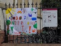 Die Stadt Heidelberg hat die an die „Freien Gehwege“ angrenzenden Schulen und Kindergärten eingeladen, die neuen Freiräume kreativ zu gestalten. In der Schäfergasse malten die Schülerinnen und Schüler Ende Juli unter anderem kreative Plakate. (Foto: päd-aktiv e. V.) Ein bemaltes Plakat von Kindern