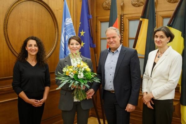 Mit Tanja Fakhoury (2. von links) hat die Stadt Heidelberg seit 1. März 2025 eine neue Leiterin für ihr Standesamt: Oberbürgermeister Eckart Würzner, Bürgermeisterin Martina Pfister (rechts) und Christine Gebler, stellvertretende Leiterin des Personal- und Organisationsamtes, hießen die 53-Jährige im Rathaus herzlich willkommen. Gruppenfoto mit Tanja Fakhoury mit Blumenstrauß in der Hand; Oberbürgermeister Eckart Würzner, Bürgermeisterin Martina Pfister und Christine Gebler