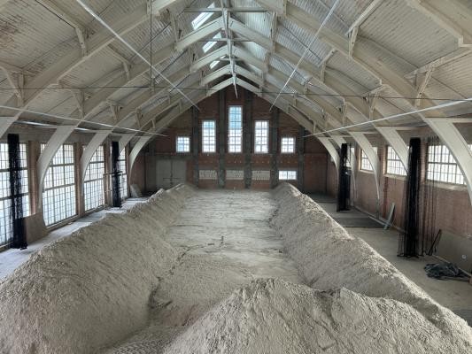 550 Tonnen Quarzsand wurden in der Faschingswoche in die neue Beachhalle auf dem Hospital-Areal geliefert. Beachhalle mit Sandlieferung