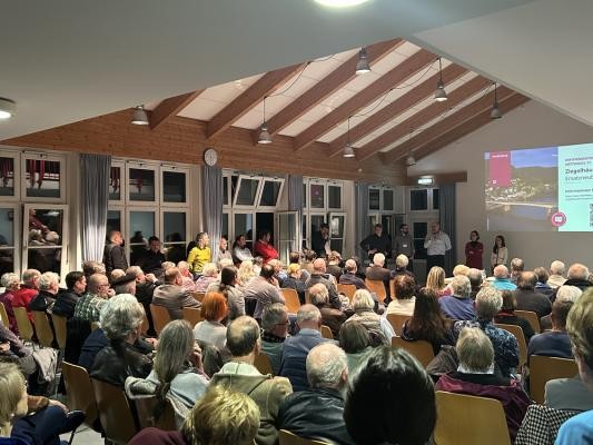 Rund 120 Interessierte kamen zur Bürgerinformation der Stadt Heidelberg zum Stand der Planungen der Ziegelhäuser Brücke. (Foto: Stadt Heidelberg) Versammlung von Menschen, die nach vorne zu einer Präsentation schauen.